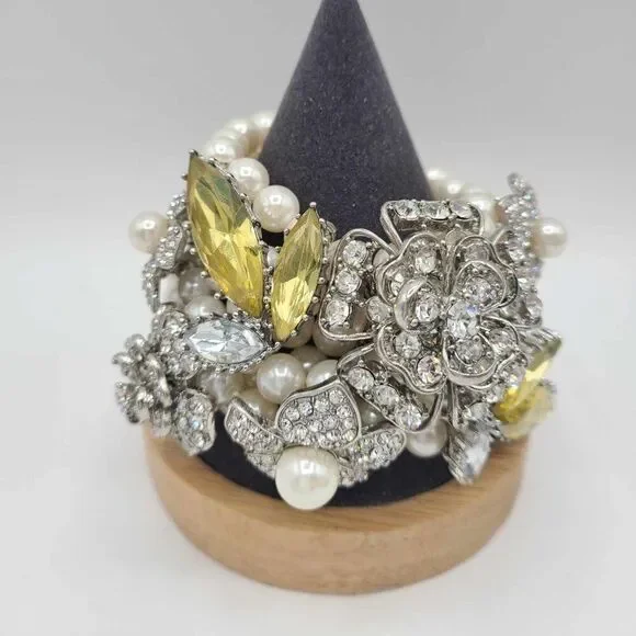 Betsey Johnson Stunning Clear Crystal Flower Pearl Bracelet NWOT! - Picture 12 of 14